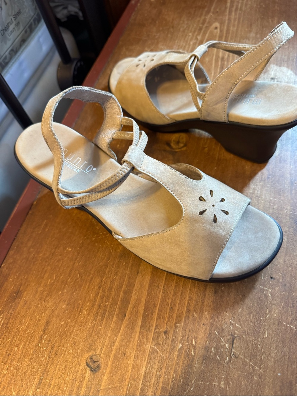 Munro Beige Suede T-Strap Walking Wedges Sandals Size 7 medium. 🫶💥🥳🌺🌸🌷🫶